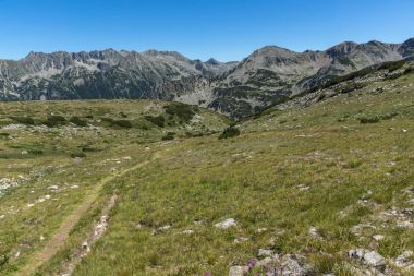 Polezhan tepe ve Strazhite, Pirin Dağı ile muhteşem manzara