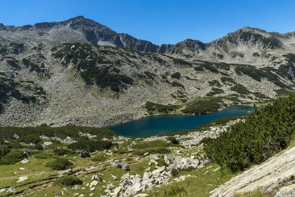 Τοπίο με Dalgoto (The Long) στη λίμνη, βουνό Πιρίν — Φωτογραφία Αρχείου