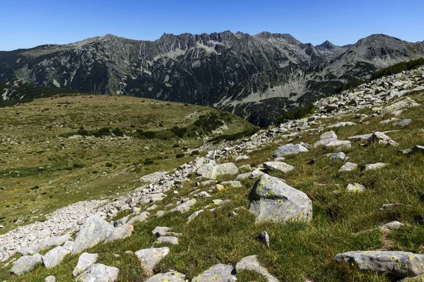 Csodálatos táj, a Dzhangal és a Polezhan csúcsai, a Pirin-hegység, — Stock Fotó