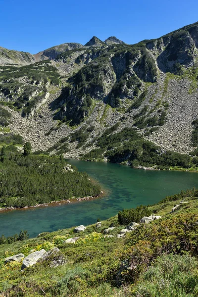 Úžasná krajina s horního Vasilashko jezera, pohoří Pirin — Stock fotografie