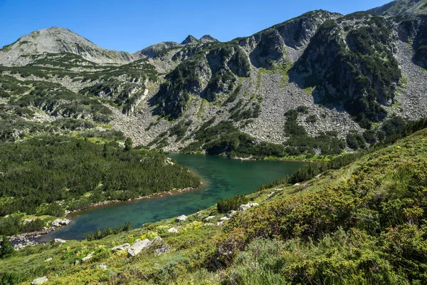 Increíble paisaje con el lago Vasilashko superior, Montaña Pirin — Foto de Stock