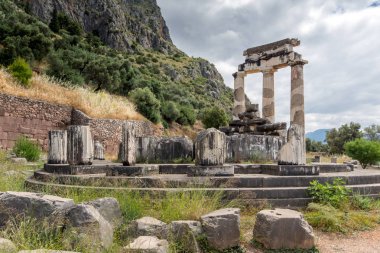 Şaşırtıcı görünümü Athena Pronaia Sanctuary Delphi antik Yunan arkeolojik yerinde ve kalıntılar