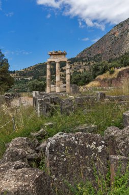 Şaşırtıcı görünümü Athena Pronaia Sanctuary Delphi antik Yunan arkeolojik yerinde ve kalıntılar