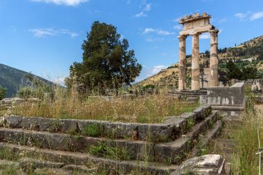 Şaşırtıcı görünümü Athena Pronaia Sanctuary Delphi antik Yunan arkeolojik yerinde ve kalıntılar