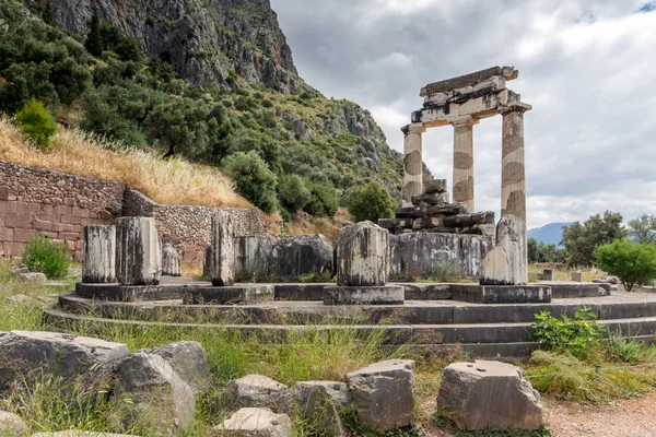 Increíble vista de las ruinas y el santuario de Atenea Pronaia en el sitio arqueológico griego antiguo de Delphi — Foto de Stock