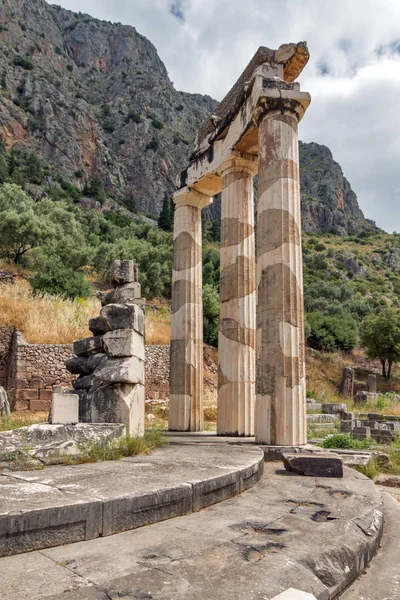 Increíble vista de las ruinas y el santuario de Atenea Pronaia en el sitio arqueológico griego antiguo de Delphi , — Foto de Stock