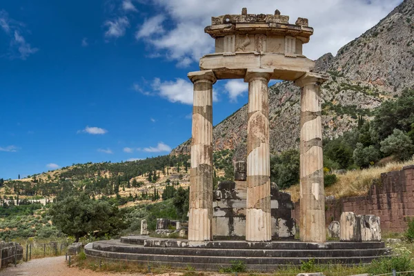Καταπληκτική θέα ερείπια και Αθηνάς Pronaia ιερό στο αρχαίο ελληνικό αρχαιολογικό χώρο των Δελφών — Φωτογραφία Αρχείου