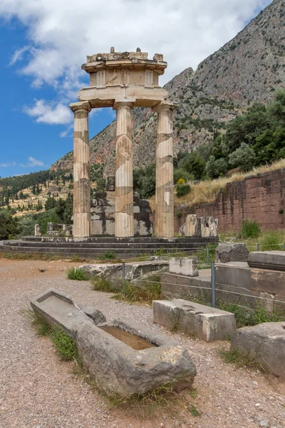 Increíble vista de las ruinas y el santuario de Atenea Pronaia en el sitio arqueológico griego antiguo de Delphi , — Foto de Stock