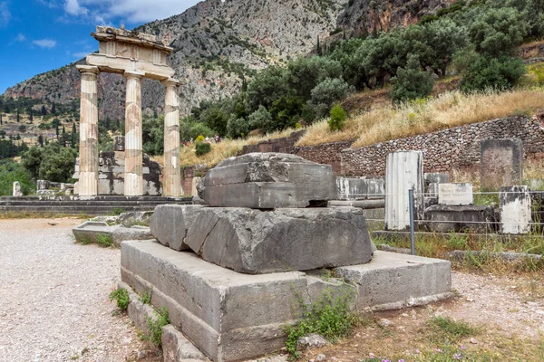 Atemberaubende Aussicht auf Ruinen und Athena Pronaia Heiligtum in der antiken griechischen archäologischen Stätte von Delphi, — Stockfoto
