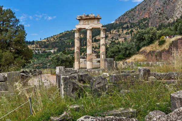 Καταπληκτική θέα ερείπια και Αθηνάς Pronaia ιερό στο αρχαίο ελληνικό αρχαιολογικό χώρο των Δελφών — Φωτογραφία Αρχείου