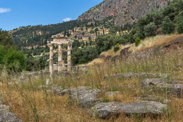 Vue imprenable sur les ruines et le sanctuaire Athéna Pronaia au site archéologique grec antique de Delphes , — Photo