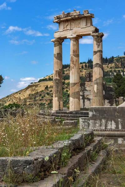 Καταπληκτική θέα ερείπια και Αθηνάς Pronaia ιερό στο αρχαίο ελληνικό αρχαιολογικό χώρο των Δελφών — Φωτογραφία Αρχείου