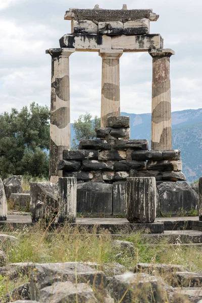 Καταπληκτική θέα ερείπια και Αθηνάς Pronaia ιερό στο αρχαίο ελληνικό αρχαιολογικό χώρο των Δελφών — Φωτογραφία Αρχείου