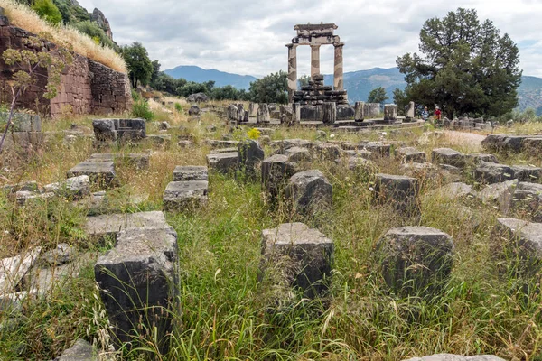 Utrolig utsikt over ruiner og Athena Pronaia-helligdommen på det antikke greske arkeologiske stedet Delfi – stockfoto