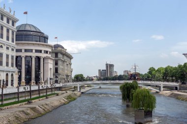 Skopje, Makedonya - 13 Mayıs 2017: Nehir Üsküp şehir merkezinden geçen Vardar