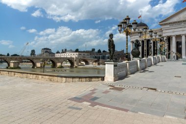 Skopje, Makedonya - 13 Mayıs 2017: Üsküp şehir merkezi ve Arkeoloji Müzesi,