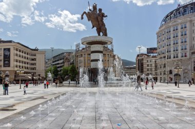 Skopje, Makedonya - 13 Mayıs 2017: Üsküp şehir merkezi ve İskender büyük anıt
