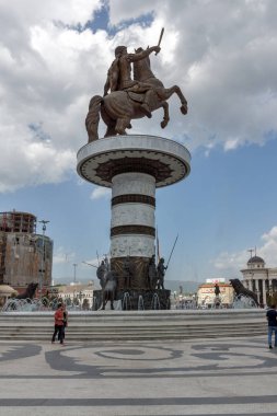 Skopje, Makedonya - 13 Mayıs 2017: Üsküp şehir merkezi ve İskender büyük anıt