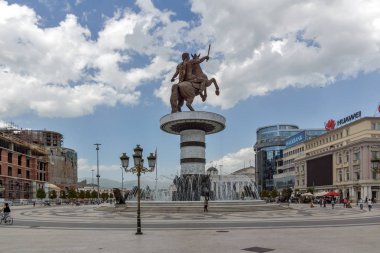 Skopje, Makedonya - 13 Mayıs 2017: Üsküp şehir merkezi ve İskender büyük anıt