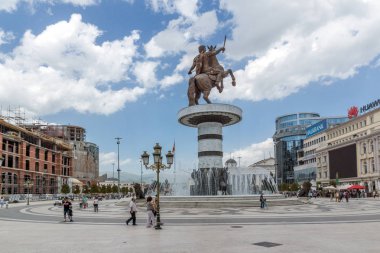 Skopje, Makedonya - 13 Mayıs 2017: Üsküp şehir merkezi ve İskender büyük anıt