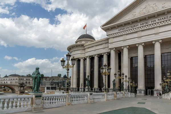 Skopje, Macedonië - 13 mei 2017: Centrum van de stad van Skopje en Archeologisch Museum — Stockfoto