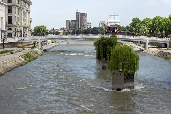 SKOPJE, REPUBLIC OF MACEDONIA - 13 мая 2017 года: Река Вардар проходит через центр города Скопье — стоковое фото