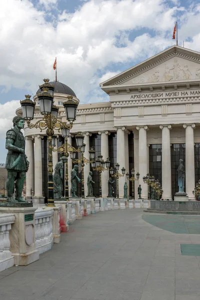 SKOPJE, REPÚBLICA DA MACEDÔNIA - 13 de maio de 2017: Centro da Cidade de Skopje e Museu Arqueológico — Fotografia de Stock