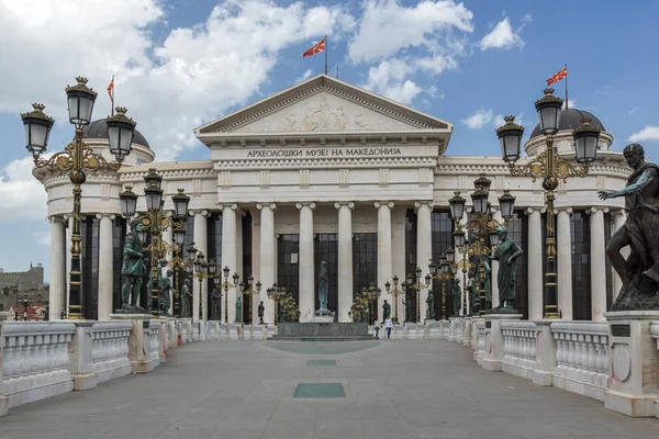 SKOPJE, REPÚBLICA DA MACEDÔNIA - 13 de maio de 2017: Centro da Cidade de Skopje e Museu Arqueológico — Fotografia de Stock