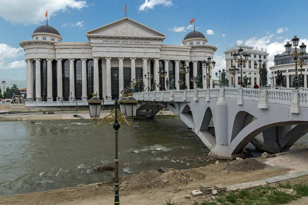 Skopje, Republika Macedonii - 13 maja 2017: Centrum miasta Skopje, jak i Muzeum Archeologiczne — Zdjęcie stockowe