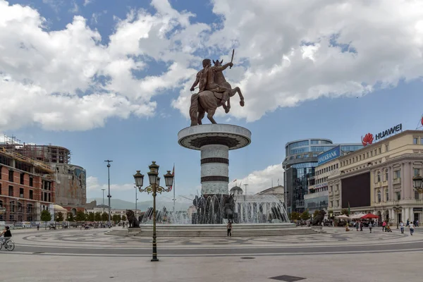 SKOPJE, REPÚBLICA DA MACEDÔNIA - 13 de maio de 2017: Centro da Cidade de Skopje e o Grande Monumento de Alexandre — Fotografia de Stock