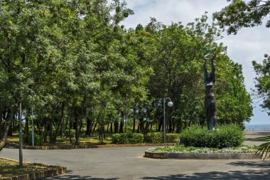 Tsarevo, Bulgaristan - 28 Haziran 2013: Park yakınındaki Tsarevo kasabanın sahili