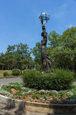 Tsarevo, Bulgaristan - 28 Haziran 2013: Park yakınındaki Tsarevo kasabanın sahili