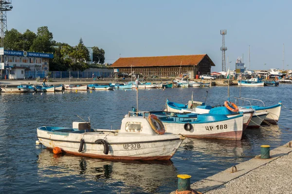 TSAREVO, BULGARIA - 29 de junio de 2013: Barco viejo en la ciudad portuaria de Tsarevo — Foto de Stock