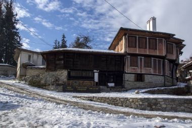Koprivshtitsa, Bulgaristan - 13 Aralık 2013: Kış eski evi tarihi şehir, Koprivshtitsa içinde Sofia Region görüntülemek