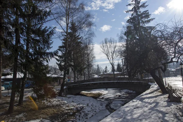 KOPRIVSHTITSA, BULGARIA - 13 DE DICIEMBRE DE 2013: Vista de invierno de la calle en la histórica ciudad de Koprivshtitsa, Región de Sofía —  Fotos de Stock