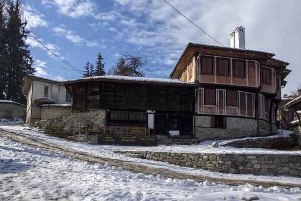 КОПРИВШТИЦА, БУЛЬГАРИЯ - 13 ДЕКАБРЯ 2013: Зимний вид на Старый Дом в историческом городе Копрившица, Софийская область
