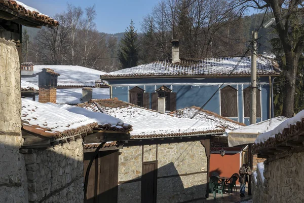 Koprivštica, Bulharsko - 13. prosince 2013: Zimní starého domu v historické město Koprivštica, Sofia oblast zobrazit — Stock fotografie