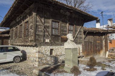 Koprivshtitsa, Bulgaristan - 13 Aralık 2013: Kış eski evi tarihi şehir, Koprivshtitsa içinde Sofia Region görüntülemek