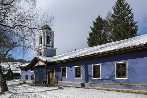 Koprivshtitsa, Bulgarien - December 13, 2013: Kyrkan av antagandet av Jungfru Maria i historiska staden i Koprivshtitsa, Sofia Region — Stockfoto
