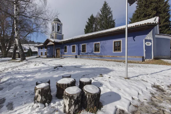 Koprivshtitsa, Bulgarien - December 13, 2013: Kyrkan av antagandet av Jungfru Maria i historiska staden i Koprivshtitsa, Sofia Region — Stockfoto