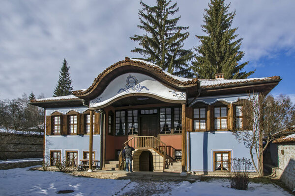 КОПРИВШТИЦА, БУЛЬГАРИЯ - 13 ДЕКАБРЯ 2013 г.: Дом-музей "Лутова" в историческом городе Копрившица Софийской области
