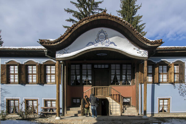 КОПРИВШТИЦА, БУЛЬГАРИЯ - 13 ДЕКАБРЯ 2013 г.: Дом-музей "Лутова" в историческом городе Копрившица Софийской области
