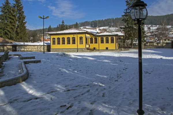 Zima w Koprivshtitsa, Bulgaria - 13 grudnia 2013: Zobacz starych House w historyczne miasto Koprivshtitsa — Zdjęcie stockowe
