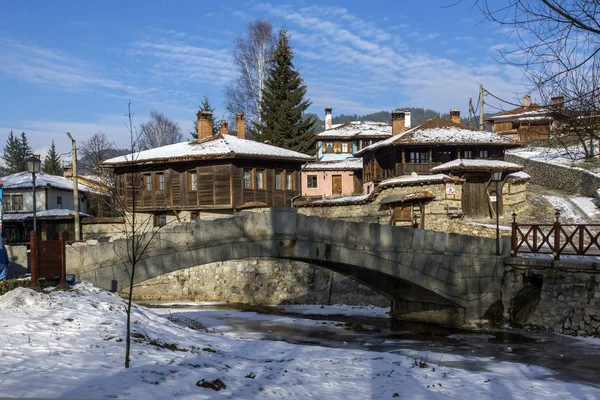 КОПРИВШТИЦА, БУЛЬГАРИЯ - 13 ДЕКАБРЯ 2013: Зимний вид на Старый Дом в историческом городе Копрившица, Софийская область — стоковое фото