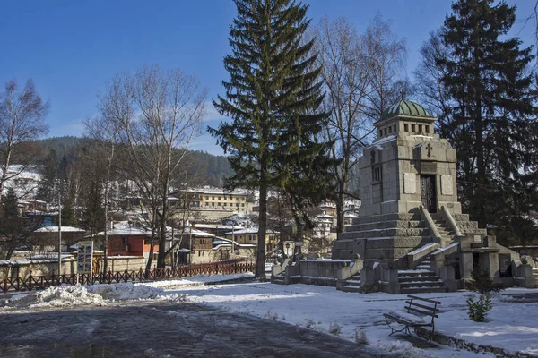 Koprivštica, Bulharsko - 13. prosince 2013: Mauzoleum Kostnice Apriltsi v historické město Koprivštica, Sofia Region — Stock fotografie