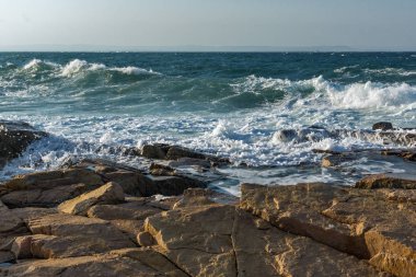 Chernomorets, Bulgaristan sahil şeridi taşlara gün batımı görünümü