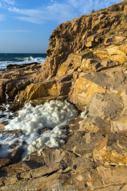 Chernomorets, Bulgaristan sahil şeridi taşlara gün batımı görünümü