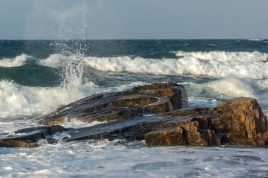 Chernomorets, Bulgaristan sahil şeridi taşlara gün batımı görünümü