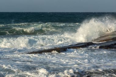 Chernomorets, Bulgaristan sahil şeridi taşlara gün batımı görünümü