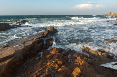 Chernomorets, Bulgaristan sahil şeridi taşlara gün batımı görünümü